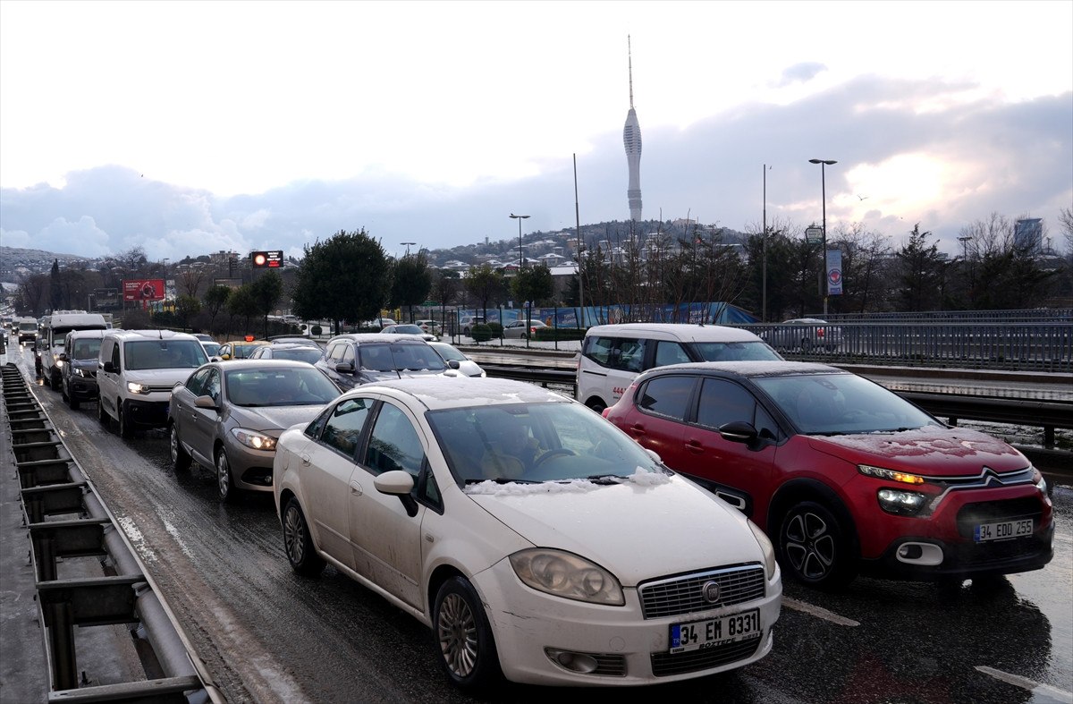 istanbulda etkili olan kar yagisi sonrasi trafik yogunlugu 3 9p8gXJw2