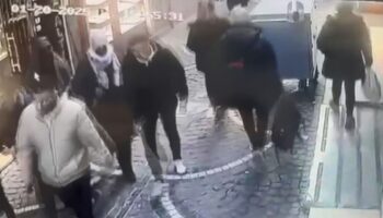 istanbulda kadin kiligina girip 50 bin dolarlik hirsizlik yaptilar Py3j9jPa