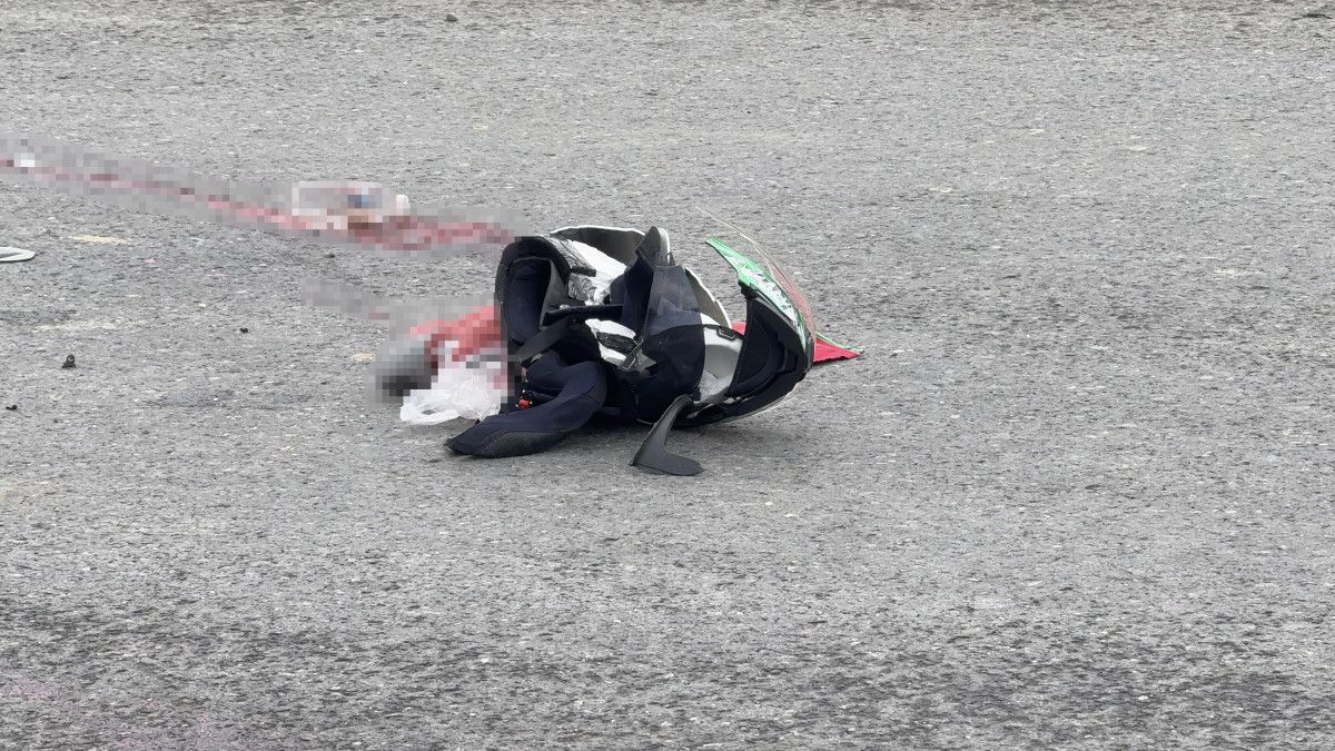 istanbulda kamyonun altinda kalan motokurye oldu 0 qiRQtcuD