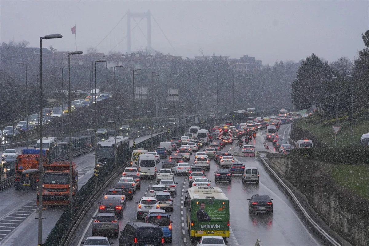 İstanbul'da kar alarmı: Trafik yoğunluğu yüzde 80'e ulaştı 1 istanbulda kar alarmi trafik yogunlugu yuzde 80e ulasti 0