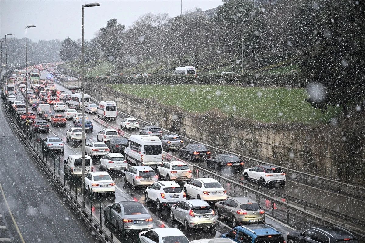 İstanbul'da kar alarmı: Trafik yoğunluğu yüzde 80'e ulaştı 2 istanbulda kar alarmi trafik yogunlugu yuzde 80e ulasti 1 mTuDhSkM