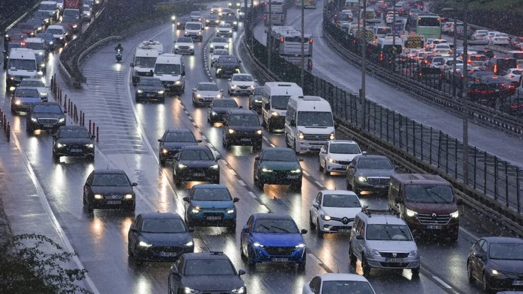istanbulda kar alarmi trafik yogunlugu yuzde 80e ulasti OnuYOqLU