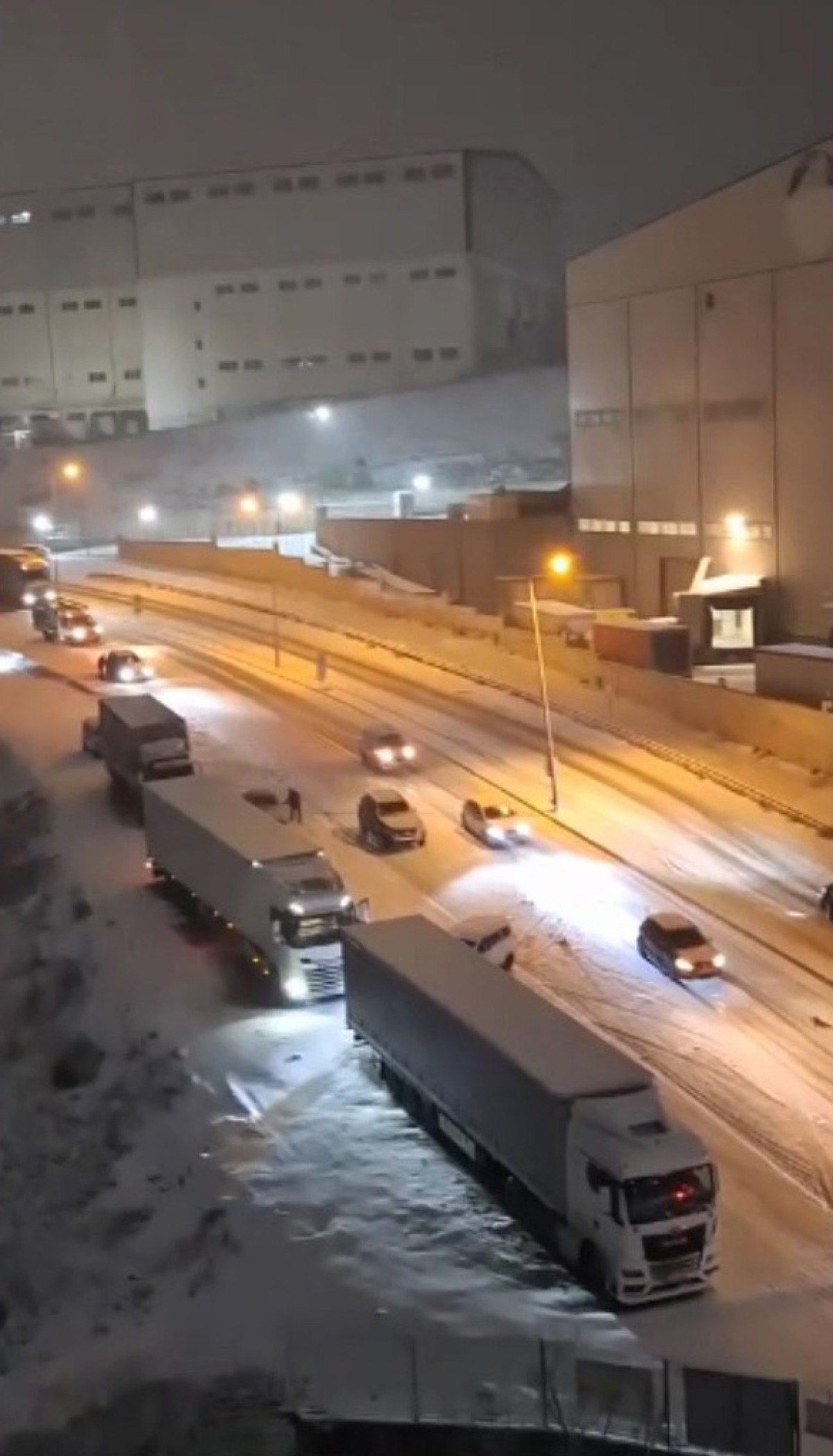 istanbulda kar trafik kazalarini beraberinde getirdi 4 9OS5qCOB