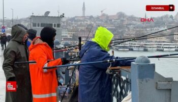 istanbulda kar yagisi altinda balik tutmaya devam ettiler Hm3ZYvYA