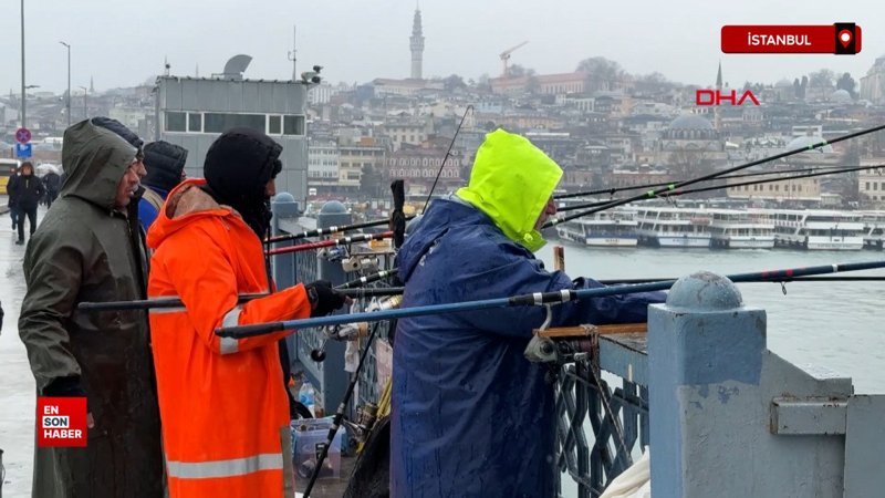 istanbulda kar yagisi altinda balik tutmaya devam ettiler Hm3ZYvYA