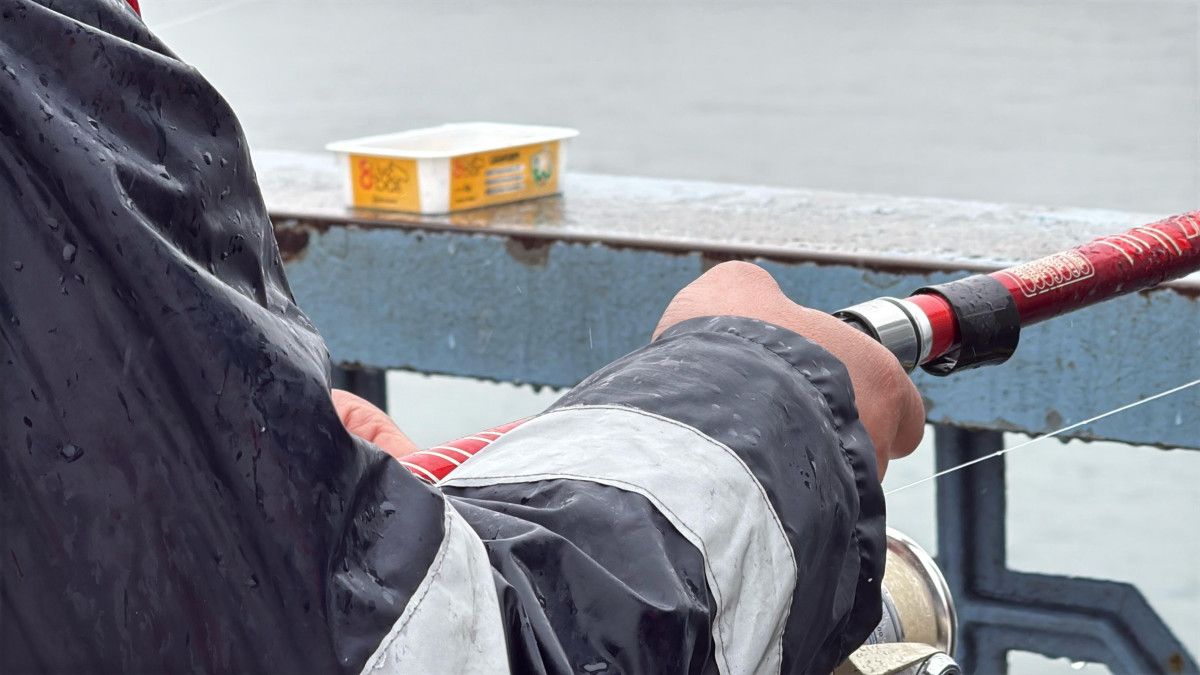 istanbulda kar yagisi balik tutmaya engel olamadi 4 9sO41JBW