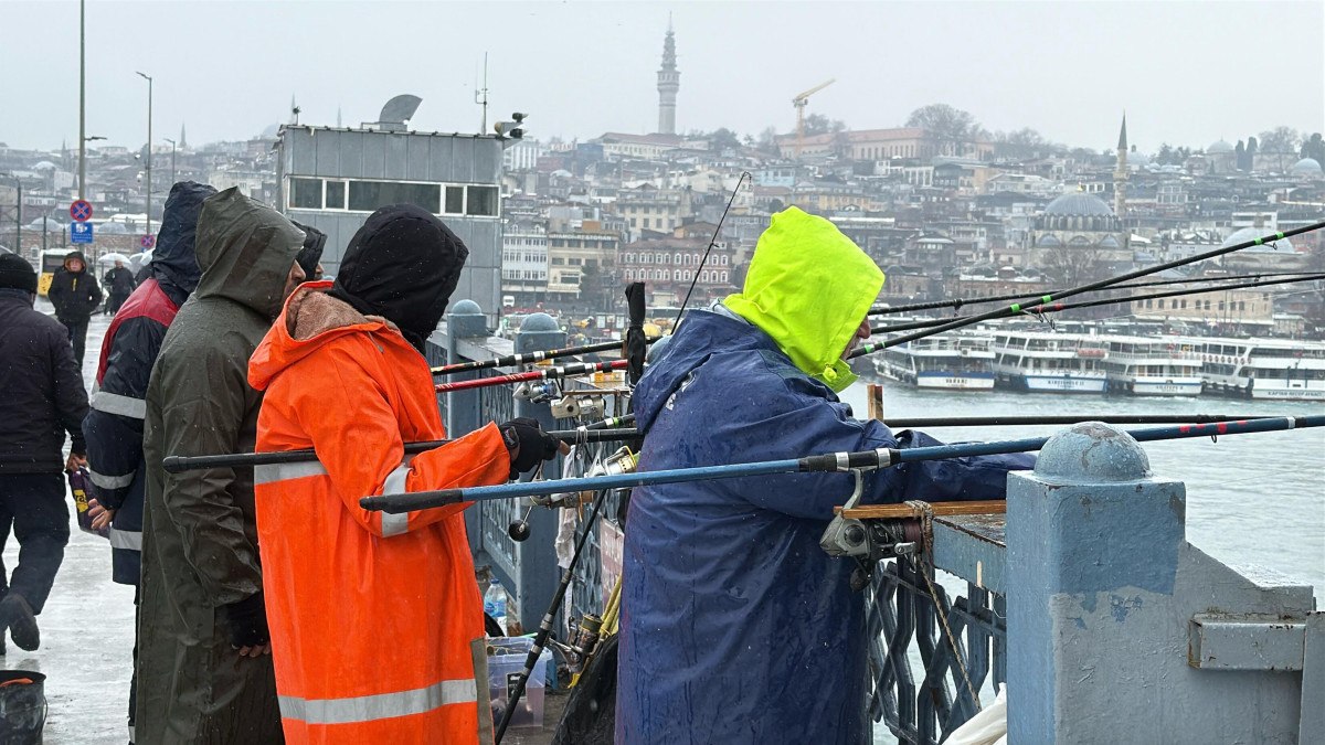 istanbulda kar yagisi balik tutmaya engel olamadi 5 6EFvAygj