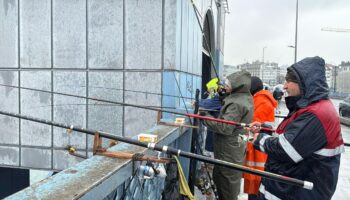 istanbulda kar yagisi balik tutmaya engel olamadi VxyjrbmT