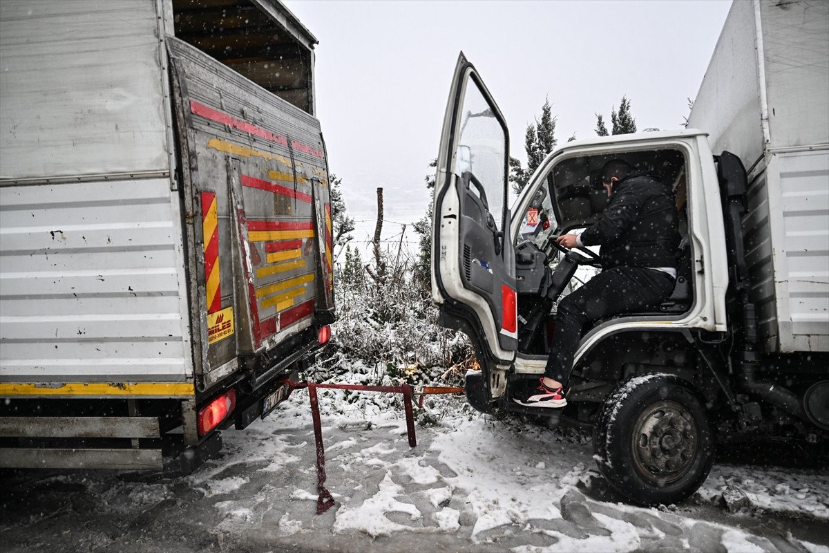 istanbulda kar yagisinin etkisiyle kazalar yasandi vatandaslar ibbye tepki gosterdi 0 wgFCuB7n