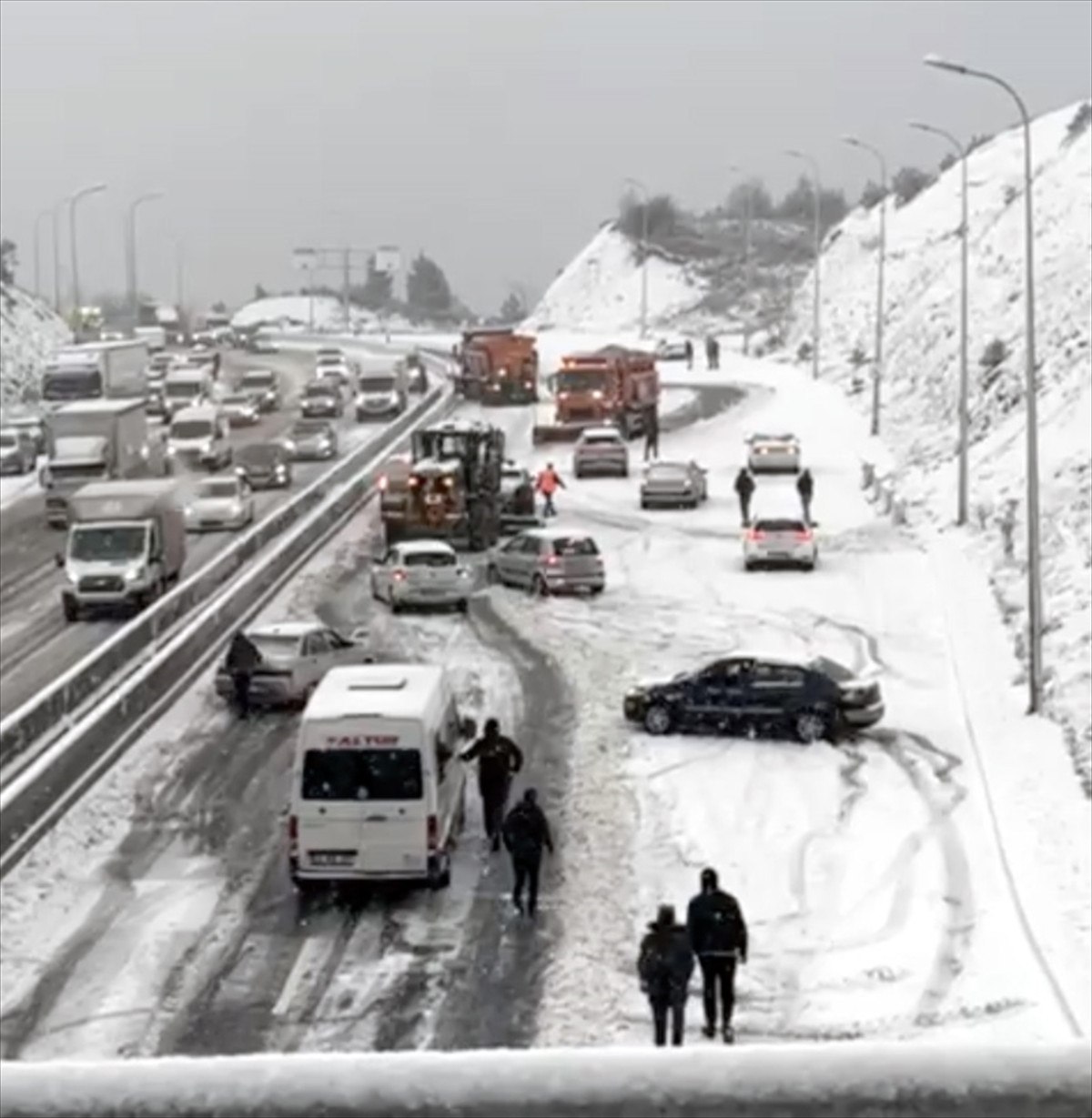 istanbulda kar yagisinin etkisiyle kazalar yasandi vatandaslar ibbye tepki gosterdi 3 JyD4kpH7