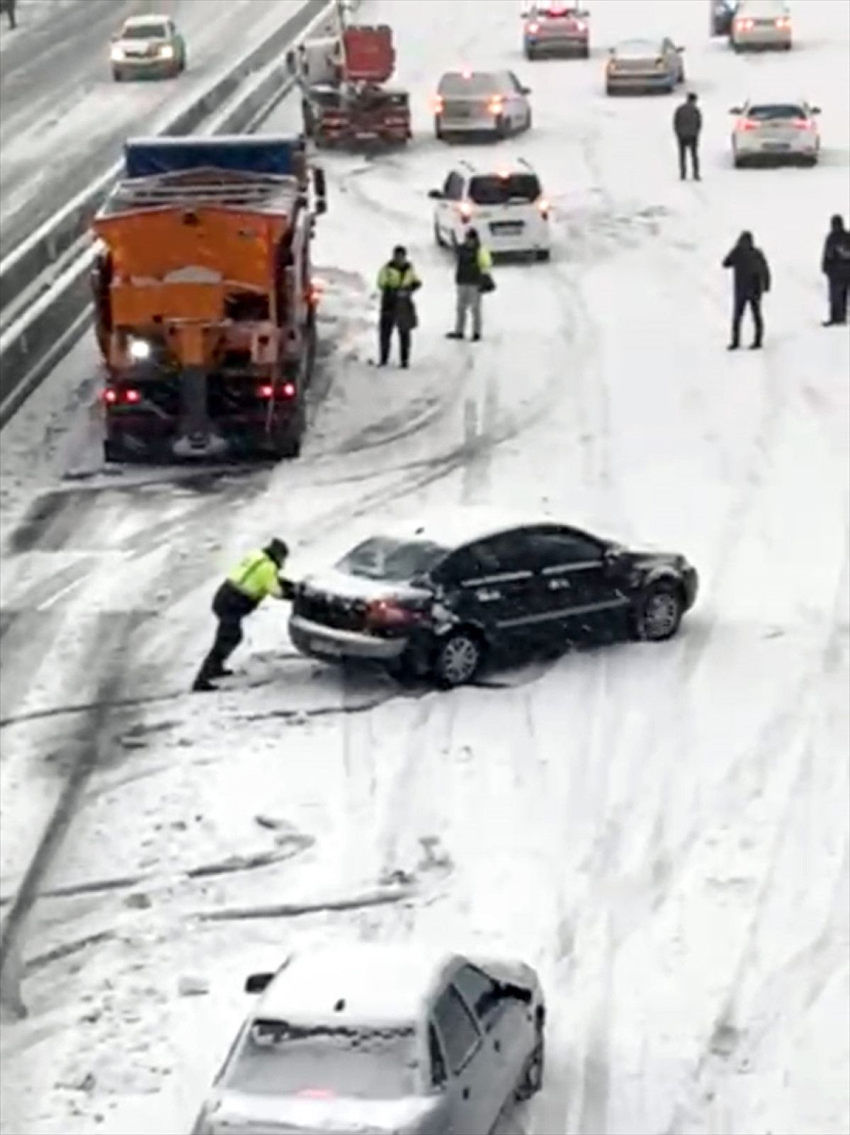 istanbulda kar yagisinin etkisiyle kazalar yasandi vatandaslar ibbye tepki gosterdi 4 8B7G1uMB