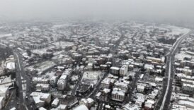 istanbulda kara ve soguga aldirmayan bir kisi denize girdi Pj7Hmx7K