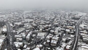 istanbulda kara ve soguga aldirmayan bir kisi denize girdi Pj7Hmx7K