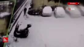 istanbulda karla kapli yokustan araci kaymaya baslayan surucu atlayarak kurtuldu cxDxDZEG