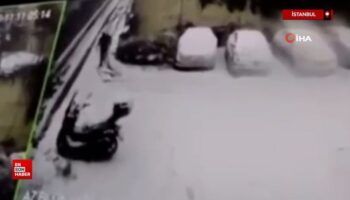 istanbulda karla kapli yokustan araci kaymaya baslayan surucu atlayarak kurtuldu cxDxDZEG