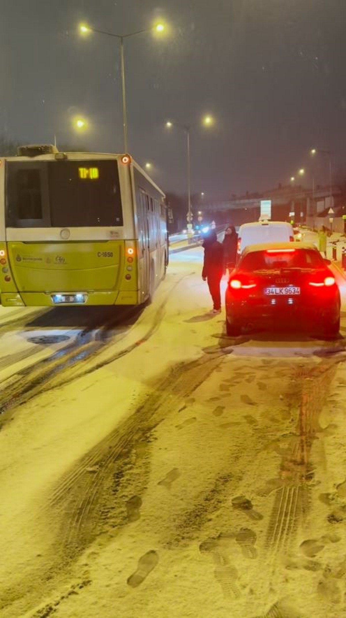 istanbulda karli yolda kayan polis araci otomobile carpti 0