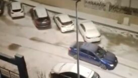 istanbulda karli yolda kayan polis araci otomobile carpti RWICEZnh