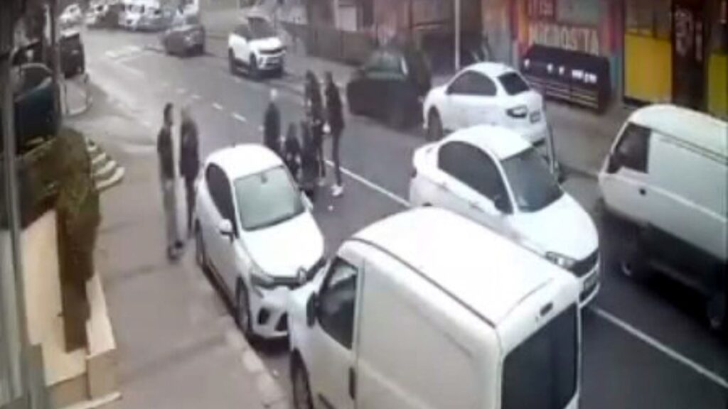 istanbulda karsidan karsiya gecerken ayagi ezildi XyKpy4Sn