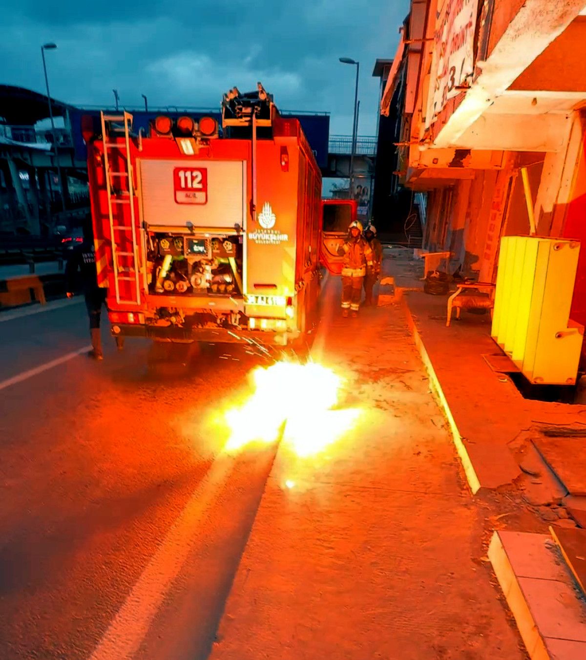 istanbulda kopan elektrik kablolarinda patlama 0 C62wBUWj