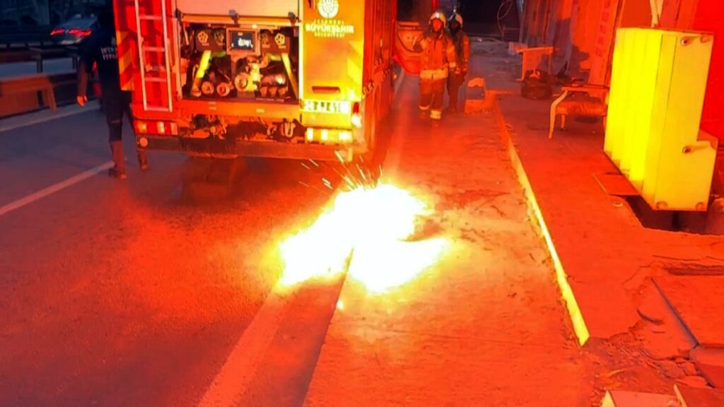istanbulda kopan elektrik kablolarinda patlama GPsGZXkR