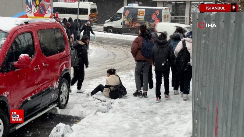 istanbulda ogrenciler tatil haberini kar topu oynayarak kutladi pwshdb6i