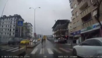 istanbulda otobuse yetismek icin ilginc bir yonteme basvurdu p5bhM6Hh