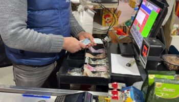 istanbulda sahte dolarla alisveris yapti bu92zQ5J