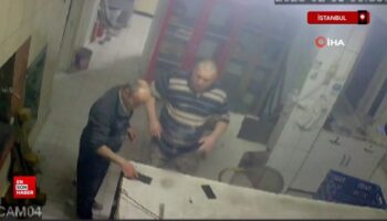 istanbulda sarja takili olan cep telefonu alev aldi OVPzvqwA