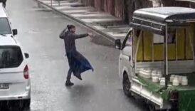 istanbulda seyyar satici kar yagisi esliginde dans etti lMsri3B3