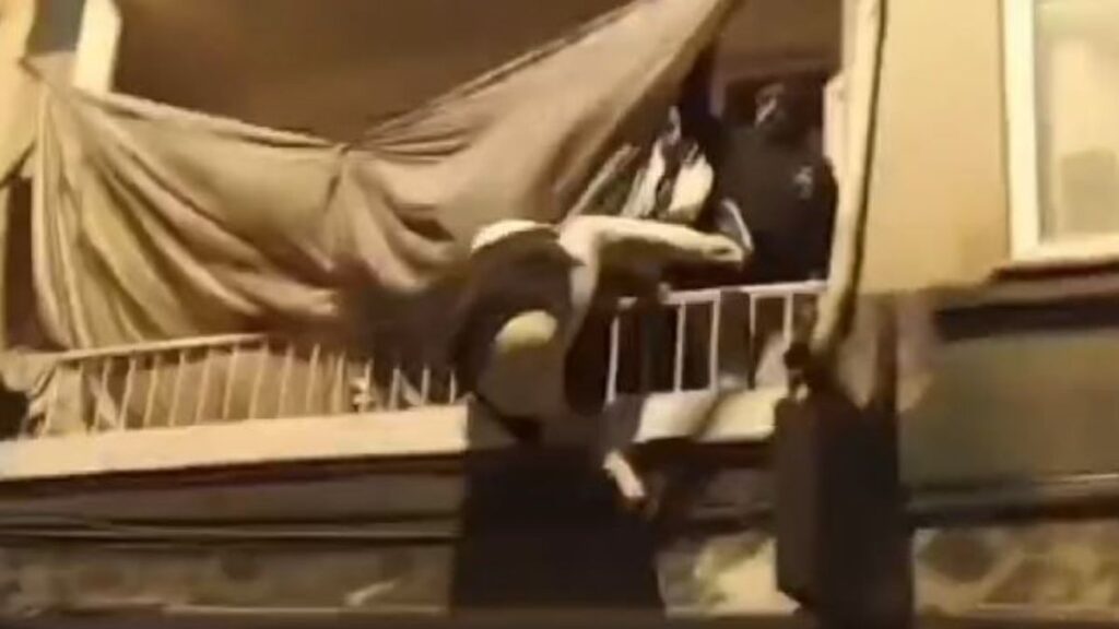 istanbulda yangindan kacmak icin balkondan atladilar xQZHs3Pb