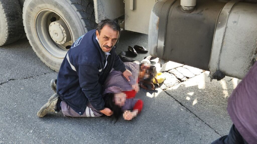 istanbulda yolun karsisina gecmek isteyen kadina hafriyat kamyonu carpti yMv5xrNQ