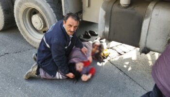 istanbulda yolun karsisina gecmek isteyen kadina hafriyat kamyonu carpti yMv5xrNQ