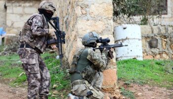 izmir merkezli pkkkck operasyonunda 7 supheli yakalandi KyGXPvcf