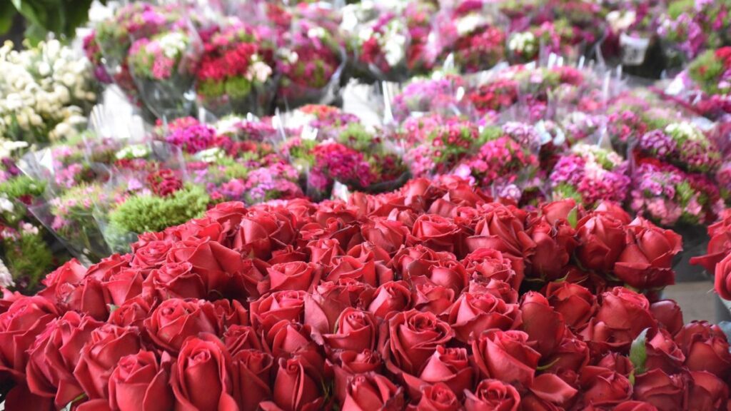 izmirde cicek mezadinda sevgililer gunu bereketi fUcgNyyr