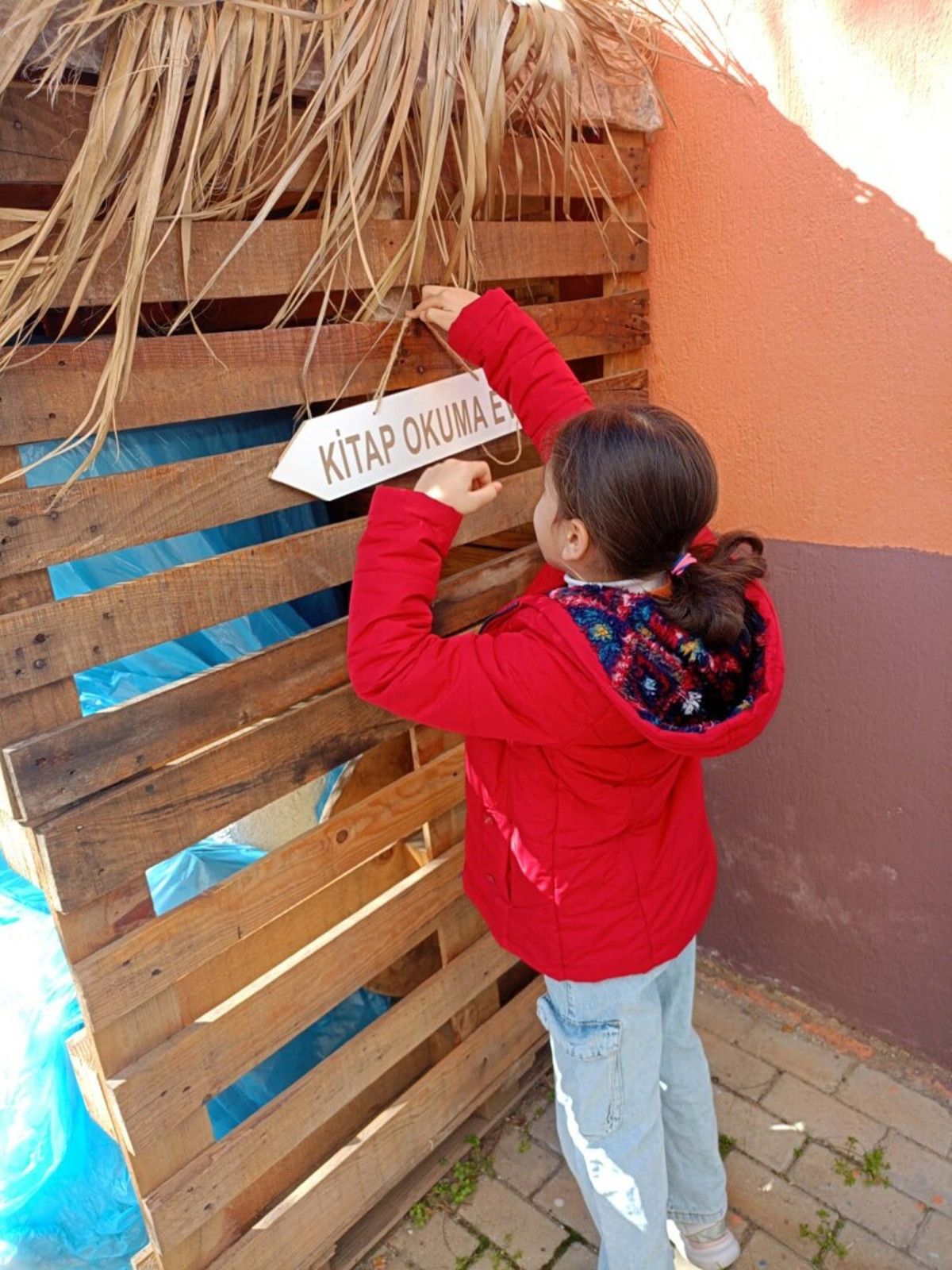 izmirde ilkokul ogrencileri donusumle olusturduklari kitap okuma alaninda yazarlari agirladi 3 SwBw6KiE