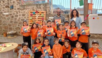 izmirde ilkokul ogrencileri donusumle olusturduklari kitap okuma alaninda yazarlari agirladi pYbZHRbV