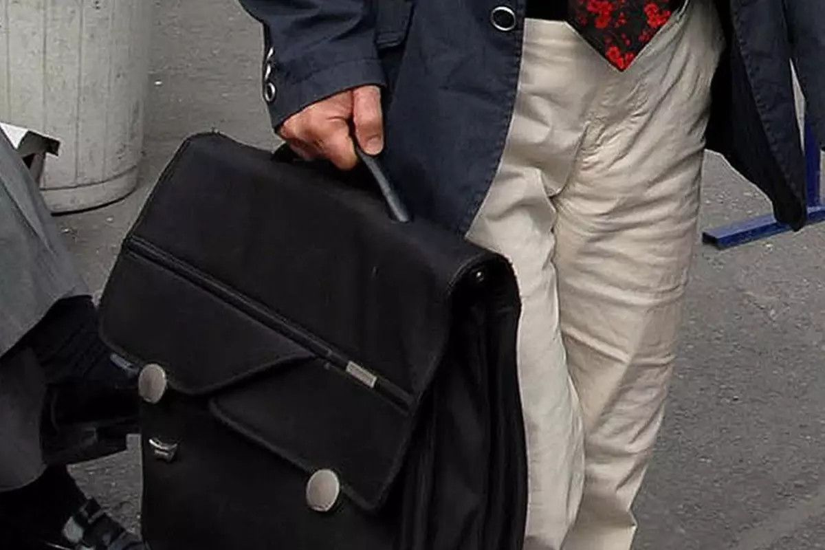 japonyada sarhos bakanlik calisani gizli bilgilerin oldugu cantayi kaybetti 0 prb3JuPG