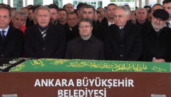 kara kuvvetleri komutani orgeneral selcuk bayraktaroglunun annesi topraga verildi 7lPhXQHg