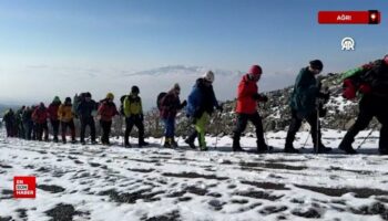 karla kapli agri dagi cetin kista da dagcilari agirliyor l9sM23P3