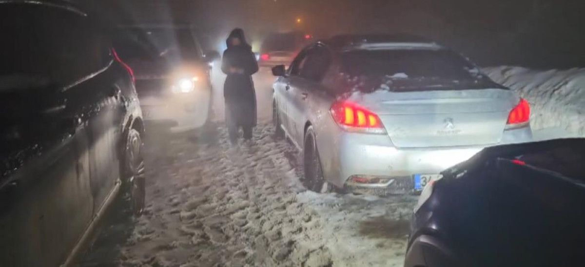 kartepede esaret yuzlerce arac mahsur kaldi 2 jVeABOWf