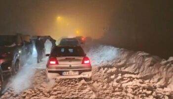 kartepede esaret yuzlerce arac mahsur kaldi wXk1Mbvk