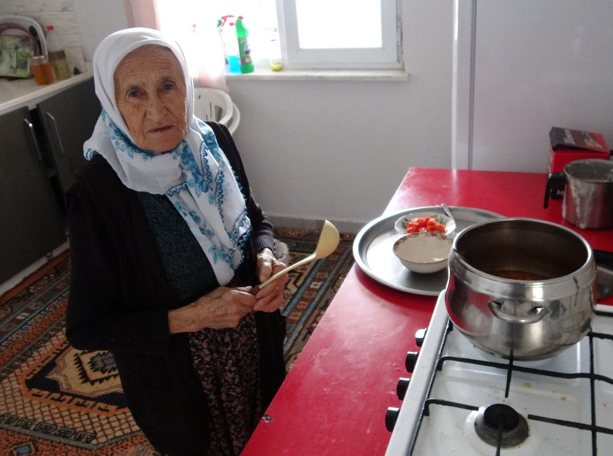 kayseride belden asagisi felc kocasina 60 yildir sevgiyle bakiyor 1 6tiFUgiB