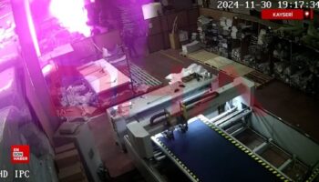 kayseride fabrikada 3 iscinin oldugu yanginin basladigi an 84PkQsAm