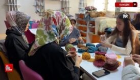 kayseride huzurevi sakinleri icin orgu oruyorlar Q13RKyyl