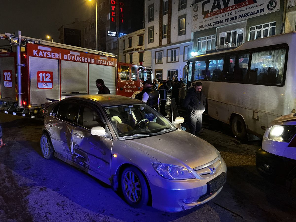 kayseride isci servisi kirmizi isikta bekleyen araclara carpti 7 yarali 1 IlLBDct6