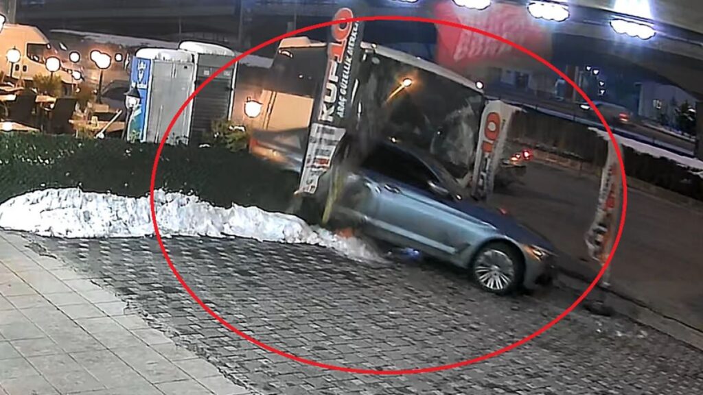 kayseride isci servisi kirmizi isikta bekleyen araclara carpti 7 yarali O4FHC1O5