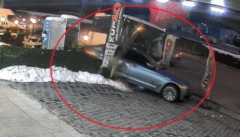 kayseride isci servisi kirmizi isikta bekleyen araclara carpti 7 yarali O4FHC1O5