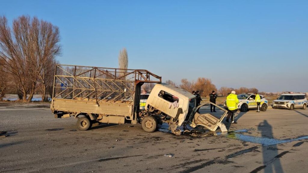 kayseride kamyonet ile polis araci carpisti 1 polis agir yaralandi XgpAUMva