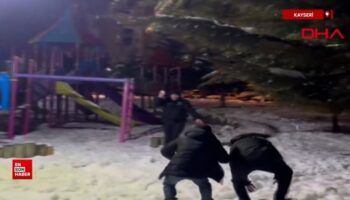kayseride polisler cocuklarla kar topu oynadi posetle kaydi Tr15UfsG