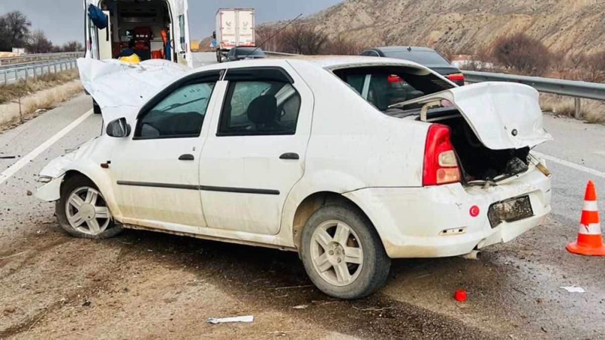 Kırıkkale'de alkollü sürücü otomobiliyle demir bariyerlere çarptı: 2 yaralı 1 kirikkalede alkollu surucu otomobiliyle demir bariyerlere carpti 2 yarali 0 IRcWsFDk